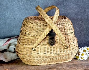 French large lidded market basket. Wicker basket with kid and carrying handles. Large size.