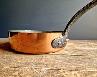 sauteuse vintage française en cuivre, poignée en fer, décoration de cuisine