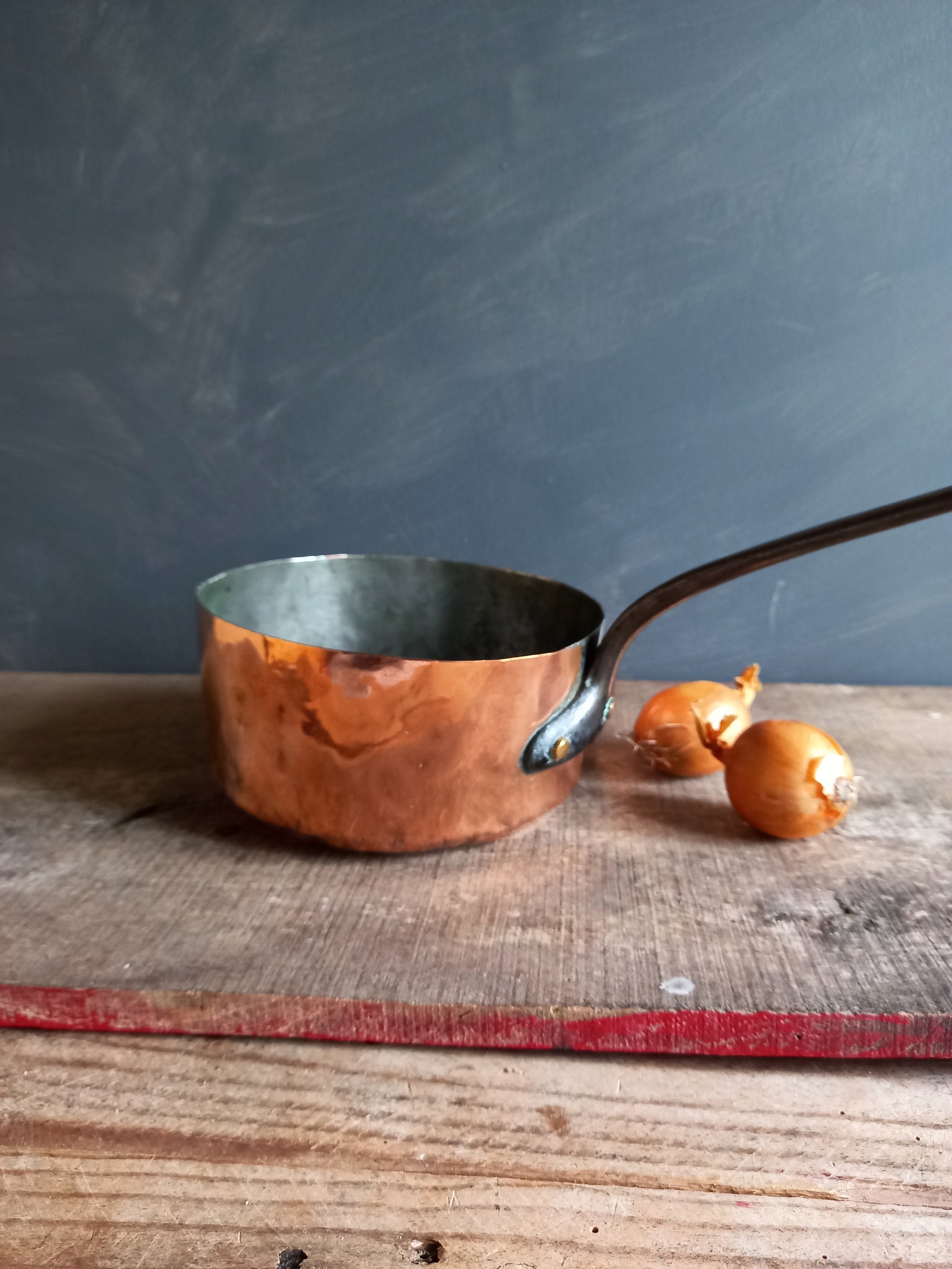 casserole en cuivre antique. pots et casseroles cuivre. casserole xixème. cuivrerie française. cuisine victorienne. anniversaire du 1800
