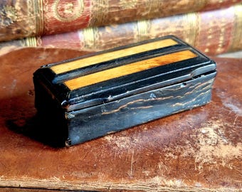 French antique horn snuff box. 19th century French tabatiere.