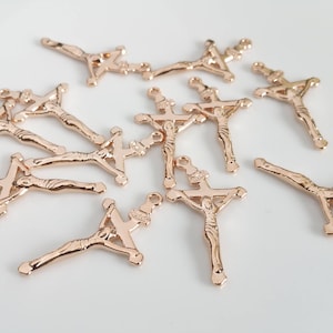 1 colgante de cruz de oro rosa: abalorio de crucifijo de rosario para hacer joyas, collares religiosos, suministros de joyería cristiana chapada en oro, 22R1-26R-05C