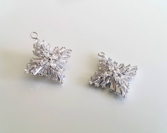 Colgante de flor de estrella con circonita cúbica: Charm bañado en rodio (1 unidad, 23 mm x 20 mm)