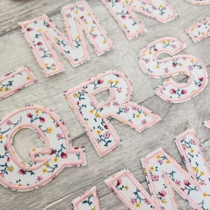 Parche de letras florales rosas, parches de alfabeto de flores para planchar, apliques florales bordados para coser de 5 cm, suministros para manualidades