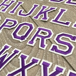 Paarse letterpatches, opstrijkbare letters, alfabetpatch, opnaaibare varsity-patches, geborduurde naamapplique, 5 cm