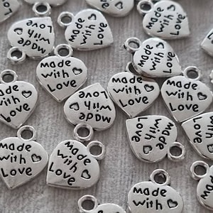 50 Made With Love Anhänger, kleine / mini Herzen, doppelseitiges silberfarbenes Legierungsmetall, handgemachte Geschenke, Business-Verpackung, doppelseitig