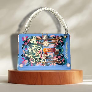 Monedero con forma de libro de Ana de las Tejas Verdes • Bolso literario hecho a mano • Asa de perla • Broche vintage decorativo • Novela clásica • Regalo para amantes de los libros