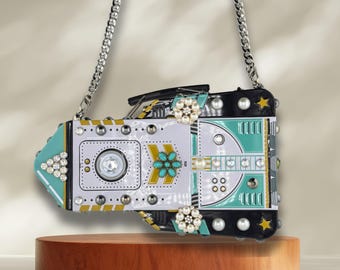 Bolso cohete de metal reciclado: bolso de ciencia ficción con diamantes de imitación y perlas