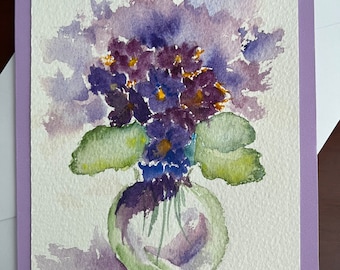 Cartão de saudação com violetas em aquarela, cartão de aquarela com violetas pintado à mão, cartão de nota em branco com violetas