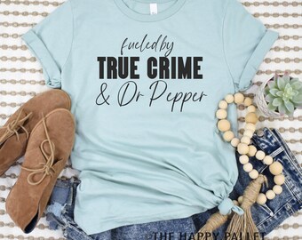 Impulsado por True Crime y Dr Pepper Crew Neck, camisetas de programas de crimen, podcasts, camisa de crimen verdadero