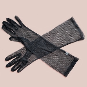 Peut inclure: Une paire de gants en résille noire avec une délicate bordure en dentelle au poignet.