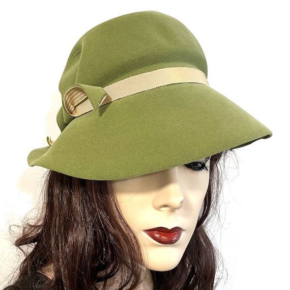 1940s Felt Hat Cloche 22” Linden Green Swiss Millinery NEW  display picture 2