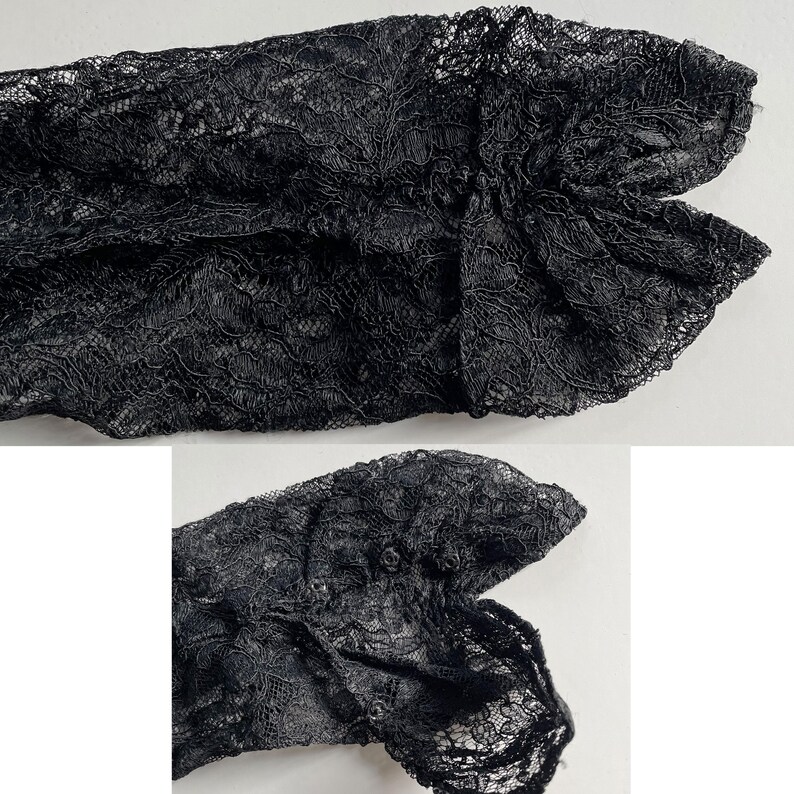 K&ouml;nnte beinhalten: Nahaufnahme von schwarzem Spitzenstoff mit aufwendigen floralen Mustern. Das zarte Material ist gerafft und geformt, wodurch ein strukturierter, geschichteter Effekt entsteht. Das Bild hebt das detaillierte Design und das Spiel von Licht und Schatten auf dem Stoff hervor.