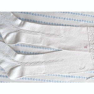 Può includere: Un paio di calzini bianchi con intricati dettagli in pizzo e un motivo decorativo. I calzini hanno un'estetica delicata e femminile, perfetta per occasioni speciali o per l'uso quotidiano. I calzini sono realizzati in un materiale morbido e traspirante.