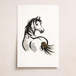 Könnte beinhalten: Eine minimalistische Tuschezeichnung eines Pferdekopfes mit fließender Mähne und Schweif. Das Kunstwerk zeigt schwarze, graue und goldene Akzente auf weißem Hintergrund, was einen auffälligen Kontrast erzeugt. Das Pferd ist in einer anmutigen, dynamischen Pose dargestellt.