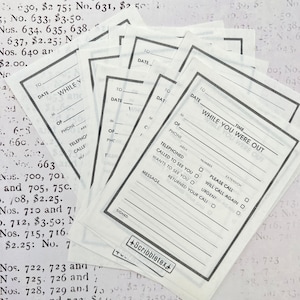 Op de afbeelding: Een stapel witte papieren formulieren met zwarte tekst. Het bovenste formulier heeft de titel "While You Were Out" met velden voor telefoonnummer, tijd, bericht en selectievakjes voor "Please Call", "Will Call Again" en "Urgent".