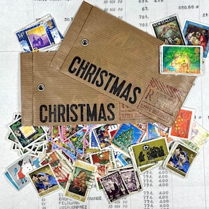 Könnte beinhalten: Zwei braune Papiertüten mit dem aufgedruckten Wort "CHRISTMAS". Die Umschläge sind gefüllt mit einer Vielzahl von bunten Briefmarken mit Weihnachtsmotiven, darunter Weihnachtsbäume, Weihnachtsmann und Rentiere. Die Briefmarken stammen aus verschiedenen Ländern, darunter Australien, Neuseeland und Irland.