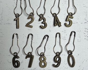 Números del 0 al 9 en aleación de inspiración vintage. Juego de 10 piezas. Adornos de bronce antiguo y dijes numéricos.
