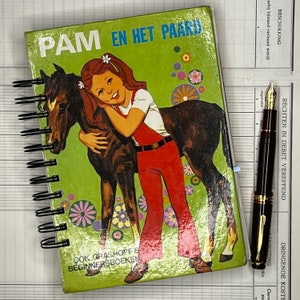 Diário artesanal, diário de arte mista, caderno de desenho espiral vintage, caderno de colagem com capa de livro infantil dos anos 70.