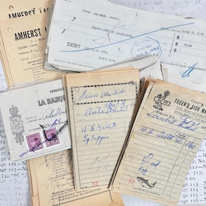 Op de afbeelding: Een verzameling vintage bonnen en facturen van een Canadese bank en een vismarkt. De bonnen zijn gedateerd in de jaren 1930 en bevatten handgeschreven details zoals namen, adressen en bedragen. De vismarktbon bevat een kleine illustratie van een vis.