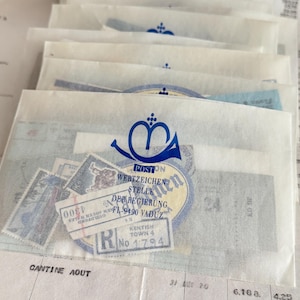 以下が含まれることがあります： 青い冠と角の付いた青いスタンプと、"POSTON WERTZEICHEN-STELLE DER REGIERUNG FL-9490 VADUZ"というテキストが書かれた青と白のスタンプのクローズアップ。