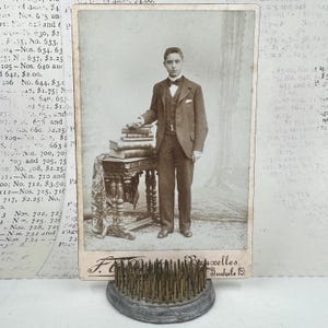 Foto de retrato vintage fechada a finales de 1800 y principios de 1900. Tarjeta de gabinete. Imagen antigua original.