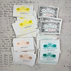 Carte sportive d'epoca raffiguranti uccelli. Set di 12 biglietti per le corse dei piccioni.