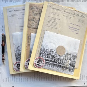 Op de afbeelding: Een verzameling vintage documenten en ephemera, waaronder facturen en brieven, wordt gepresenteerd in gele ordners. Een pen met koperen accenten ligt aan de zijkant. De afbeelding bevat een ronde sticker met de tekst "BADASS PAPERLOVER".