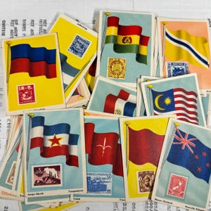 Lot von über 100 Vintage-Sammelkarten. Werbesammelkarten, Flaggen und Briefmarken aus der ganzen Welt. 1954