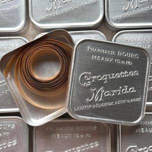 Antica scatola di farmacia francese, con testo in rilievo e nastro adesivo di carta d'epoca.