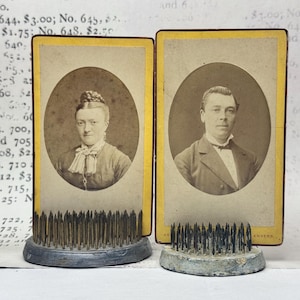 Conjunto de dos fotos antiguas de una encantadora pareja. Fechadas entre finales del siglo XIX y principios del XX.