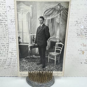 Foto de retrato vintage fechada a finales de 1800 y principios de 1900. Tarjeta de gabinete. Imagen antigua original.