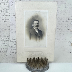 Foto de retrato vintage fechada a finales de 1800 y principios de 1900. Tarjeta de gabinete. Cuadro antiguo original, antiguo.