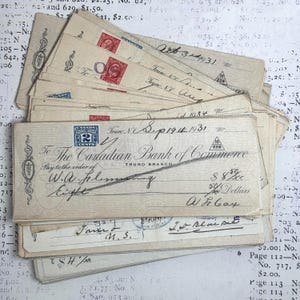 Op de afbeelding: Een stapel vintage cheques van The Canadian Bank of Commerce, Truro Branch, gedateerd 19 september 1931, uitgeschreven aan W.A. Fleming voor acht dollar en vijftig cent. De cheques zijn crèmekleurig met zwarte inkt en hebben een Canadese 2-cent stempel.