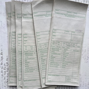 Peut inclure: Une pile de formulaires en papier blanc avec des lignes vertes et du texte en allemand. Les formulaires sont destinés à un atelier de réparation de montres et comprennent des champs pour les informations client, la date, l'heure et les services effectués. Le texte sur le formulaire comprend "Stoppuhr Chonogr", "Kostenvoranschl", "Totalüberholung", "Wasserdichte prüfen", "Zifferblatt", "Batterie", "ungenauer Gang", "Wecker-/Schlagwerk", "Kontakte reinigen", "Betrag dankend erhalten", "Summe", "Anzahlung", "Restbetrag".