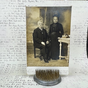 Foto de retrato antiguo fechada a finales de 1800 y principios de 1900. Tarjeta de gabinete. Imagen antigua original, vintage.