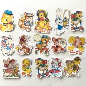 Op de afbeelding: Een set van 12 vintage paasetiketten met verschillende dieren, waaronder konijnen, kuikens en eenden. De stickers zijn kleurrijk en hebben verschillende ontwerpen, waaronder een konijn dat een mand met eieren vasthoudt, een kuiken dat op een step rijdt en een eend met een bloempot. De stickers zijn perfect om een vleugje vintage charme toe te voegen aan je paascreaties.