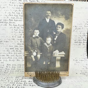 Foto de retrato antiguo fechada a finales de 1800 y principios de 1900. Tarjeta de gabinete. Imagen antigua original, vintage.