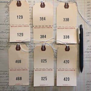 Étiquettes en papier, manille. Ensemble de 6 étiquettes de journalisation perforées et numérotées. Journal éphémère de style vintage.