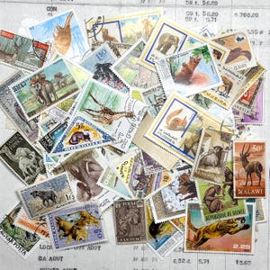 Lote con más de 100 sellos postales usados de ANIMALES Y VIDA SILVESTRE, ideales para diarios artísticos y otras manualidades. Lote mixto, naturaleza