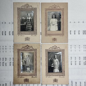 Fotografías antiguas de chicas jóvenes. Fechado a finales de 1800 y principios de 1900. Tarjetas de gabinete originales con niños.