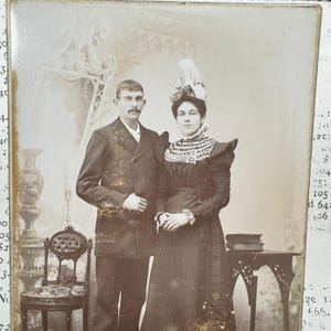 Foto de retrato antiguo fechada a finales de 1800 y principios de 1900. Tarjeta de gabinete. Imagen antigua original, vintage.