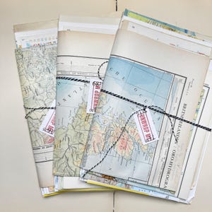 Conjunto de mapas antiguos y páginas de aproximadamente 20 libros diferentes: paquete de regalo con páginas de atlas.