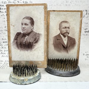 Conjunto de dos fotos antiguas de una pareja de ancianos. Fechadas entre finales del siglo XIX y principios del XX. Tarjetas de gabinete.