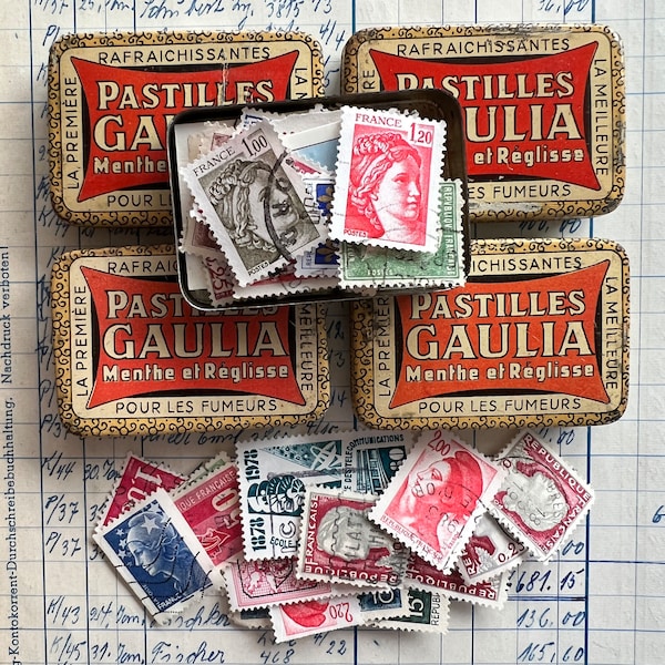 Vintage französische Dose mit alten Briefmarken, Minidose.