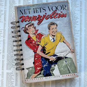 Pode incluir: Uma capa de livro vintage com uma ilustração colorida de um casal em um scooter. O título do livro é "Net iets voor marjolein" e o editor é "Uitgeverij Kluitman Alkmaar".