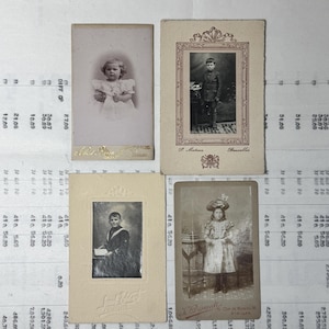 Fotos antiguas con niños y niñas. Fechado a finales de 1800 y principios de 1900. Tarjetas de gabinete originales con niños.