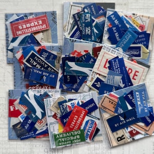Op de afbeelding: Een verzameling vintage luchtpostlabels en postzegels in verschillende maten en vormen. De labels bevatten tekst in meerdere talen, waaronder "Air Mail" en "Express". Het kleurenpalet omvat tinten blauw, rood en wit.