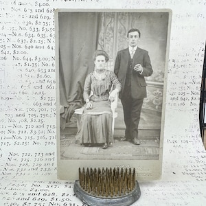 Foto de retrato antiguo fechada a finales de 1800 y principios de 1900. Tarjeta de gabinete. Imagen antigua original, vintage.