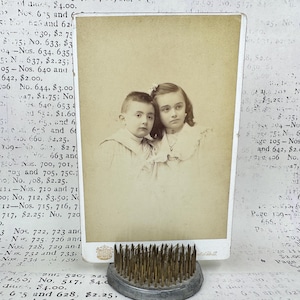 Foto de retrato antiguo fechada a finales de 1800 y principios de 1900. Tarjeta de gabinete. Imagen antigua original, vintage.