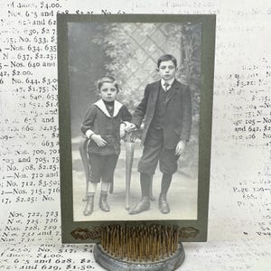 Foto de retrato antiguo fechada a finales de 1800 y principios de 1900. Tarjeta de gabinete. Imagen antigua original, vintage.